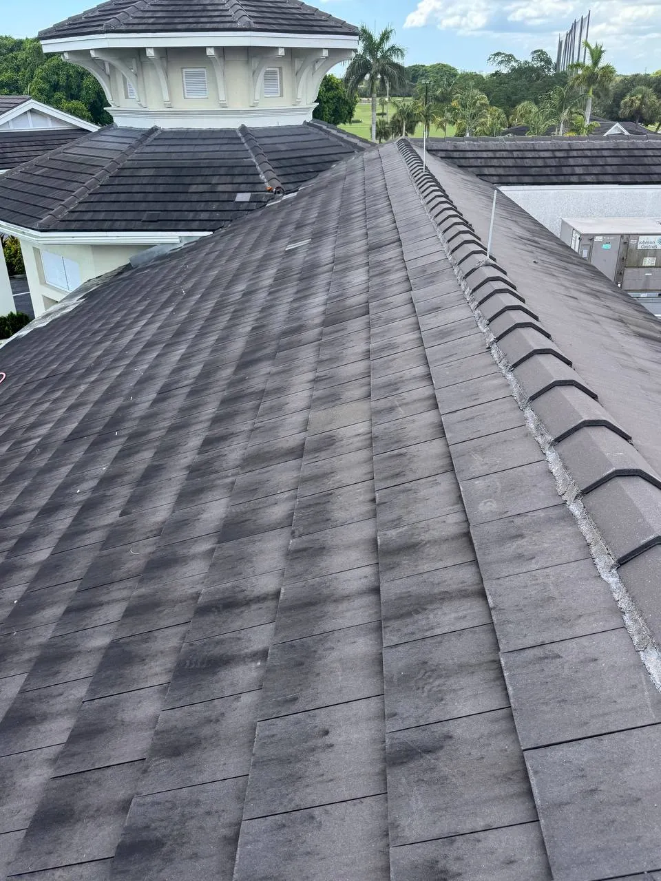 Golf clubhouse roof and building soft wash