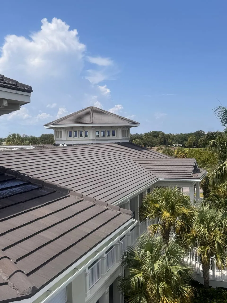 Golf clubhouse roof and building soft wash